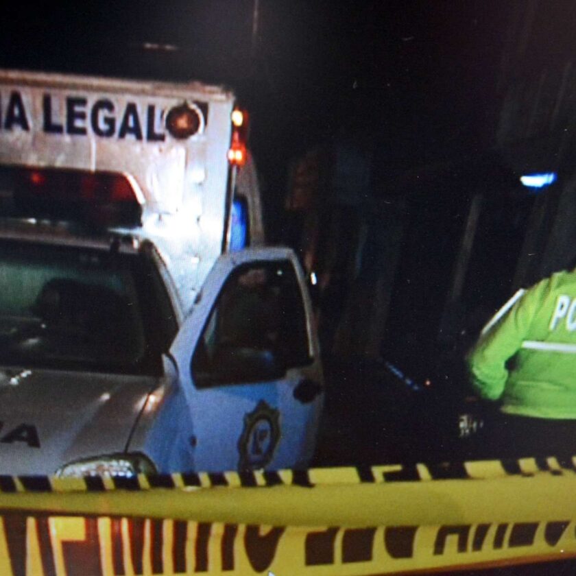 Levantamiento. El cuerpo fue llevado al Centro Forense de Ambato para la realización de la autopsia.